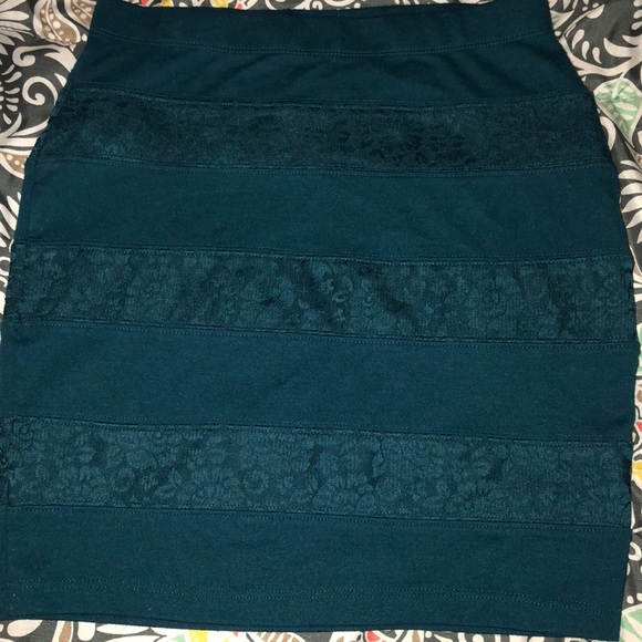 Beautiful mini skirt - Picture 2 of 2